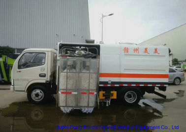 China Transporte a vassoura montada do corrimão da estrada para a limpeza da cerca da estrada com água das escovas 1000L fornecedor